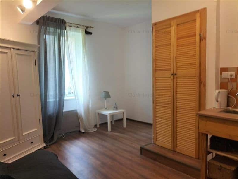 FOTO. Cum arată „apartamentul tip studio”, de 16 mp, scos la vânzare cu 50.000 de euro. „E o baie cu spațiu de dormit și fierbător”