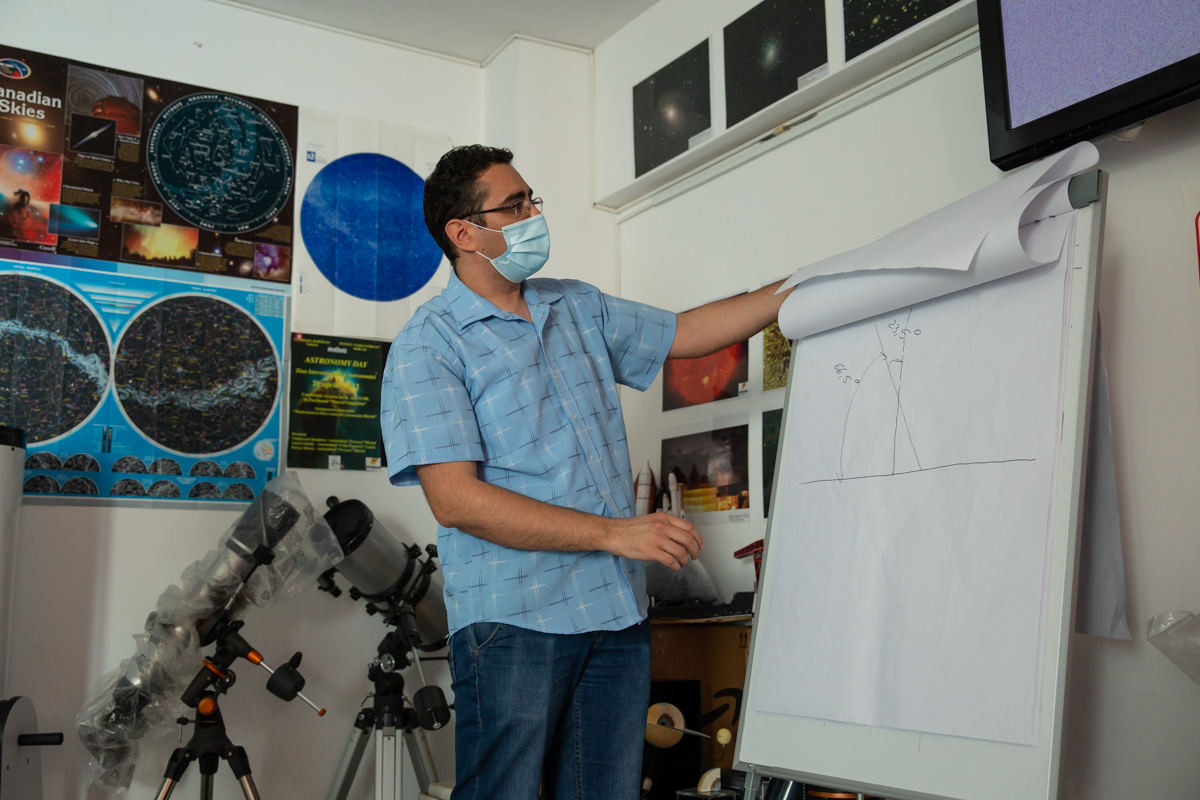 Tânărul astronom Ciprian Vîntdevară a dat unei stele numele Bârladului și îi învaţă pe copii să privească cerul: “Măcar au văzut că mai este ceva dincolo de satul lor”