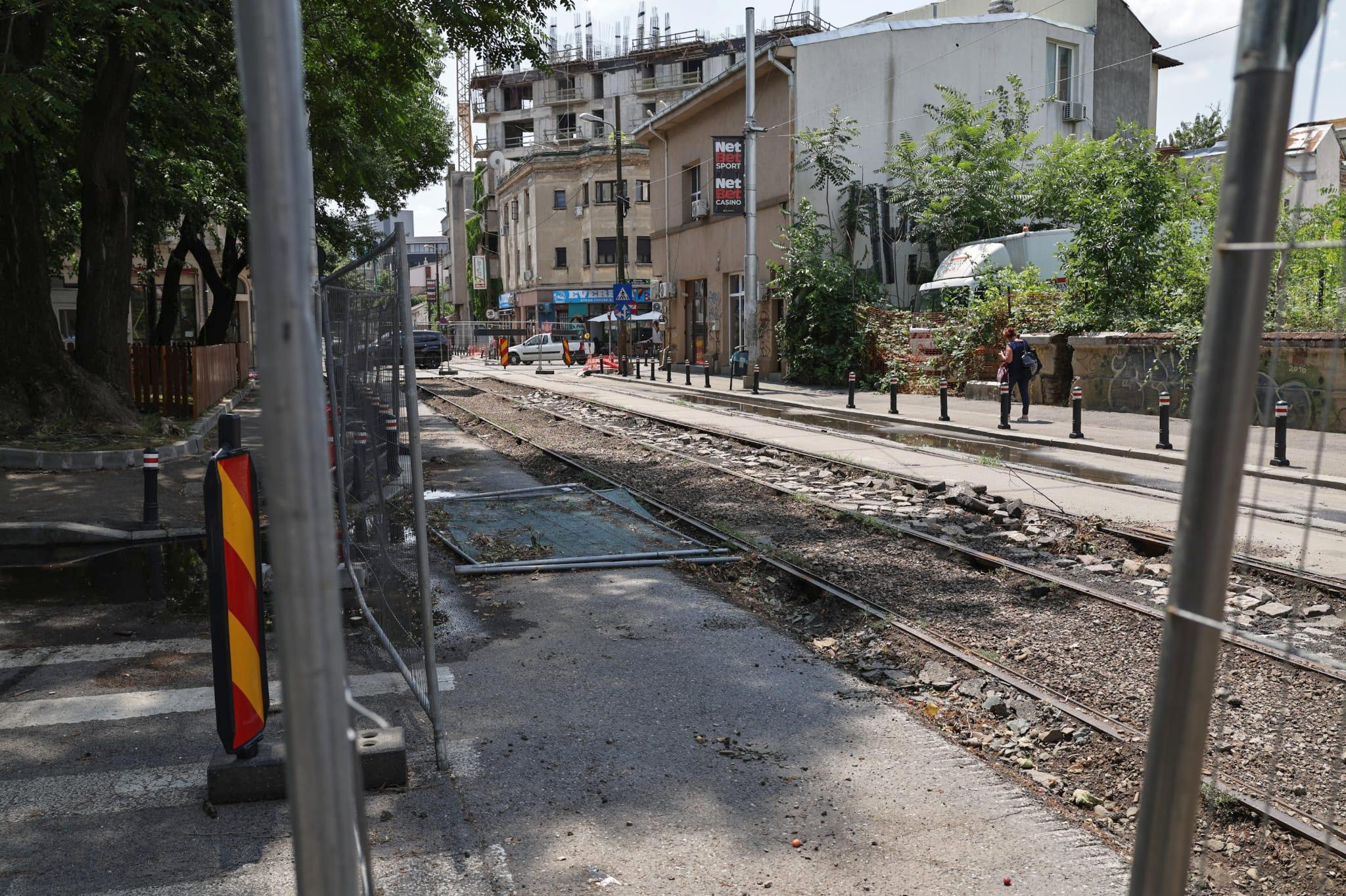 „Haos total! Tremură casa când trec utilajele”. Am mers pe șantierul STB să vedem cum se lucrează la schimbarea liniilor de tramvai