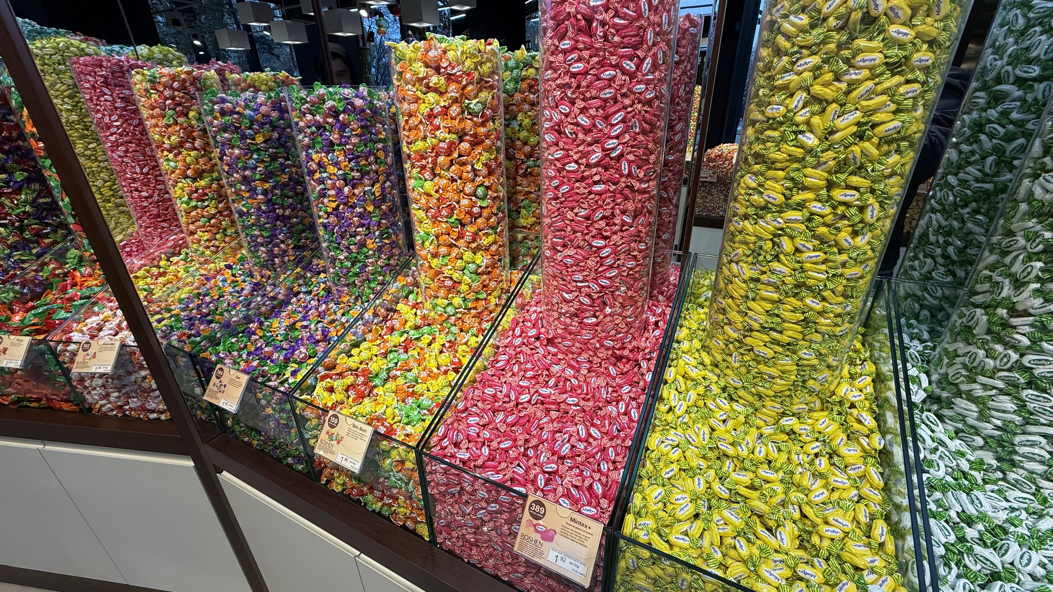 Noul templu al dulciurilor din București. Peste 300 de sortimente de produse. Cât costă și de ce toată lumea vorbește despre magazinul de la Piața Unirii