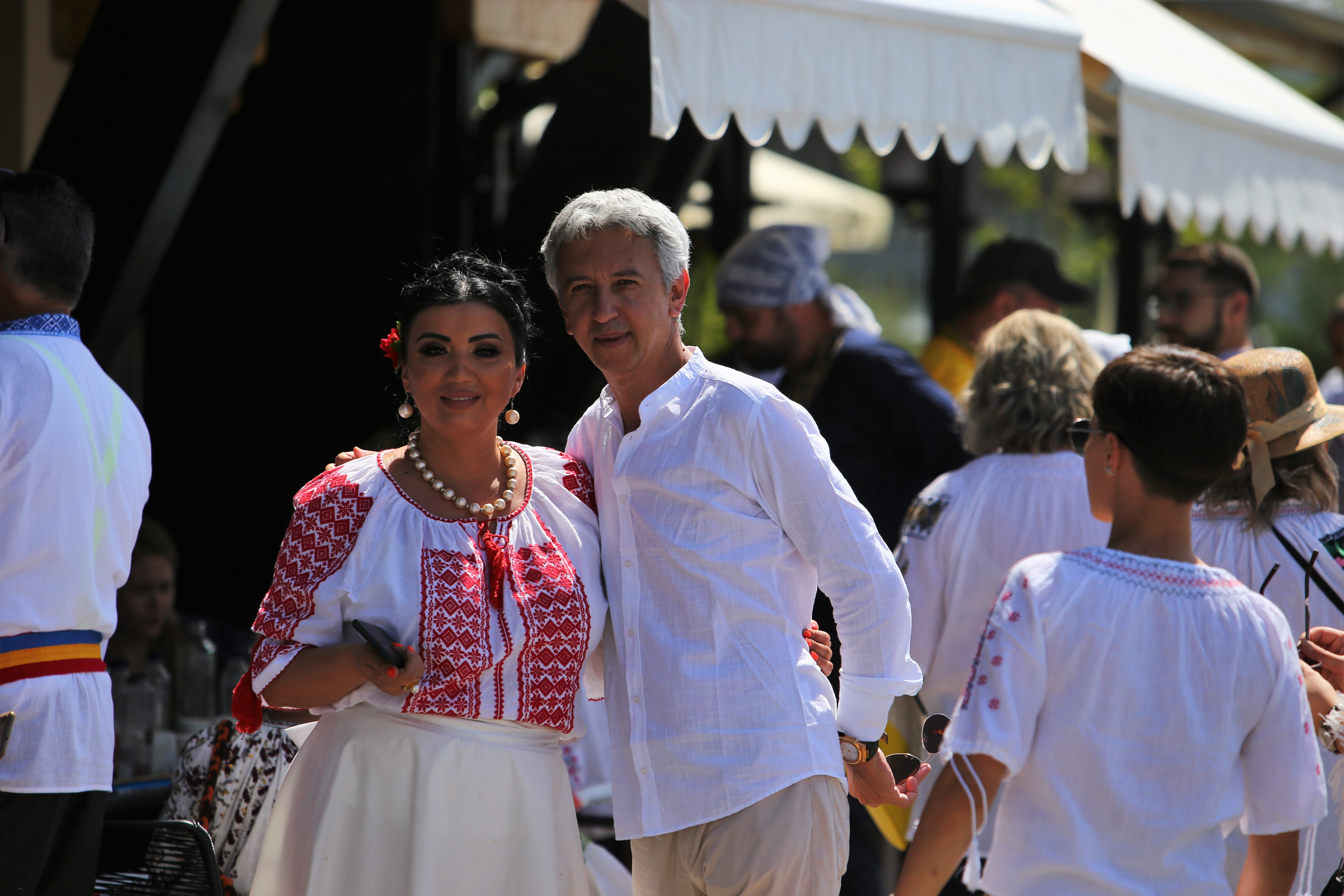 O mireasă și două nunți. Cum a petrecut poporul în vale, iar ceilalți invitați, în deal, la căsătoria „domnului AUR”, George Simion