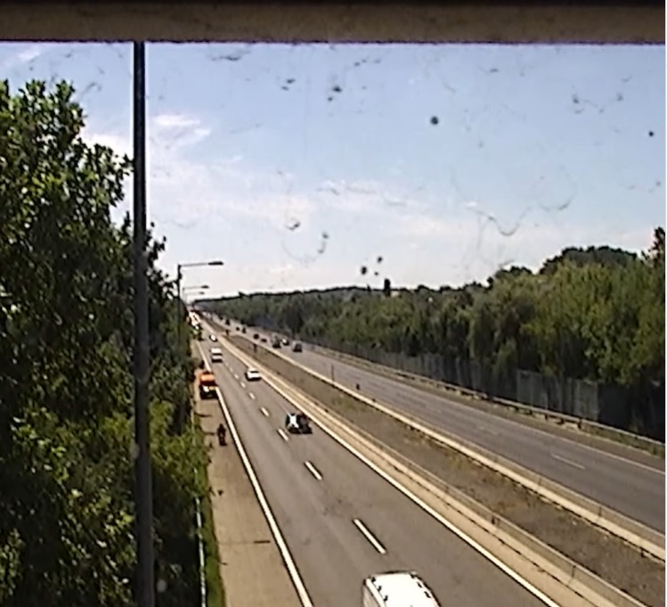 Félelmetes, amit ez a robogós ételfutár művelt az M1-M7-es bevezető szakaszán – videó