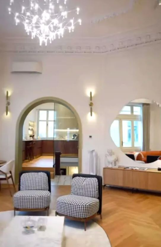Imagini din casa Anei Baniciu, după ce a terminat renovarea. Are cadă în dormitor și perne Hermes în living