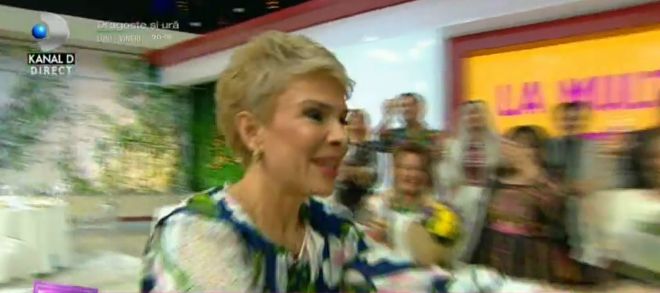 Teo Trandafir a apărut cu o cutie pe cap la emisiunea pe care o prezintă. "Îmi tremură chiloțeii pe mine" | FOTO