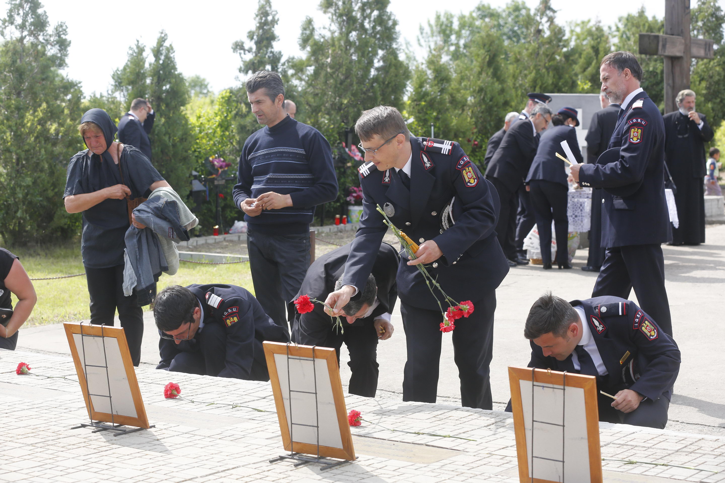 15 ani de la tragedia de la Mihăilești. Rudele celor care și-au pierdut viața și supraviețuitorii au aprins o lumânare la locul accidentului: “Este greu și după 15 ani și cred că va fi greu și după 20”