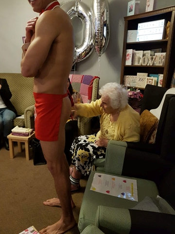 La 100 de ani, a petrecut cu stripperi. Surpriza hot pe care i-au făcut-o rudele | FOTO