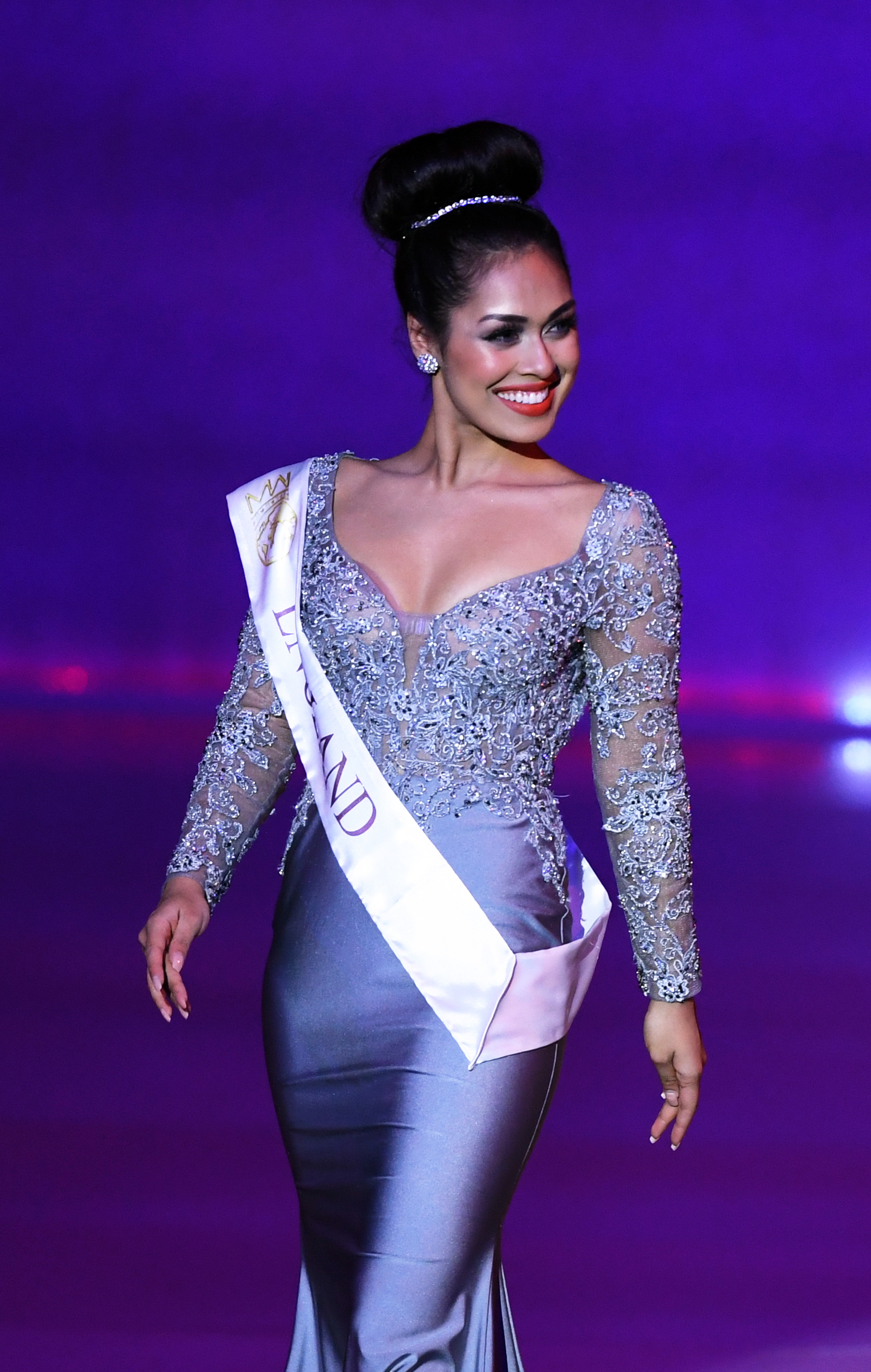 Miss Anglia va îngriji bolnavi de COVID. Bhasha Mukherjee e medic și face specializare în pneumologie