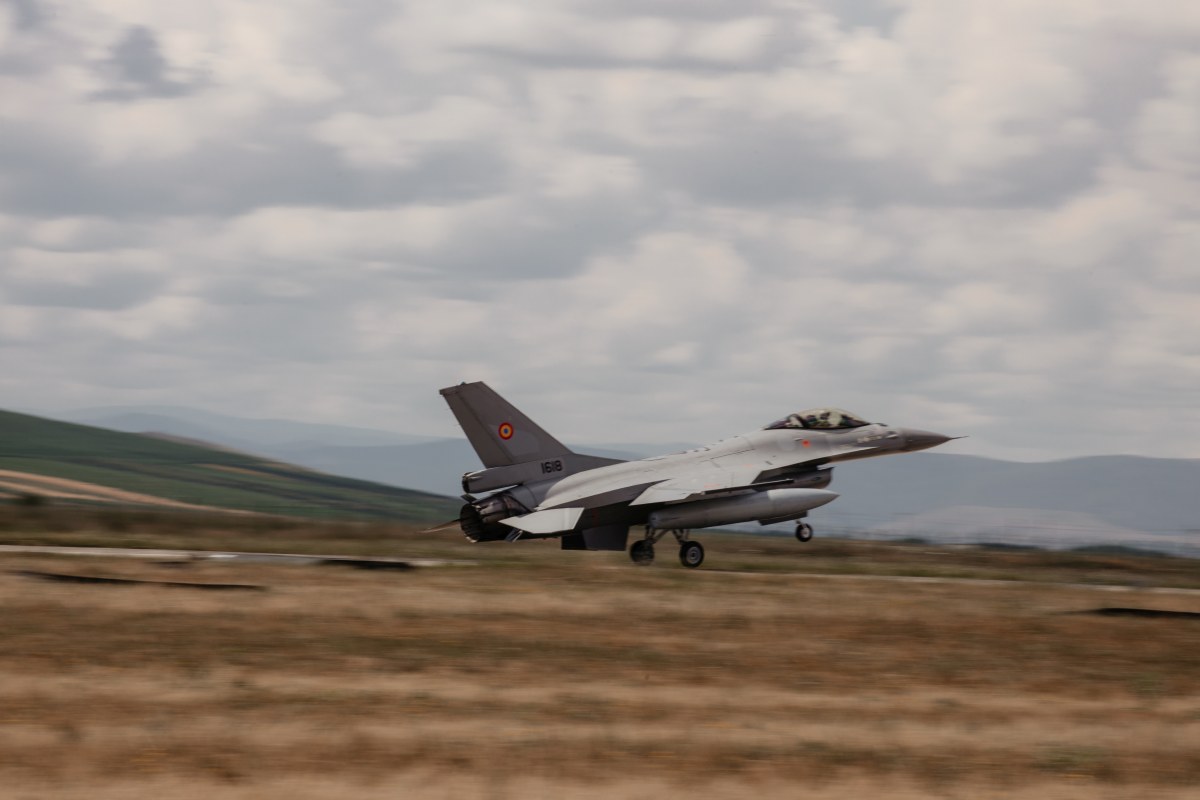 Alte trei avioane F-16 cumpărate din Norvegia au ajuns în România. Cât au costat avioanele care fac tranziția spre F35