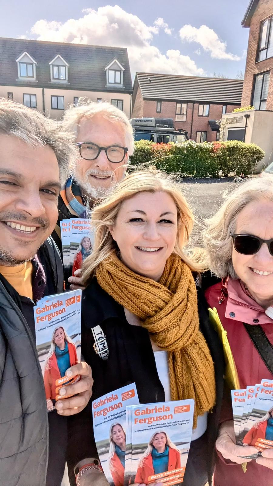 Doi români, profesori de matematică, și-au depus candidatura pentru Parlamentul Țării Galilor și Consiliul Local Newcastle. Cum funcționează relația candidat-alegător în țările lor de adopție 
