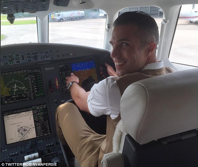 Robin Van Persie a ajuns la Istanbul să semneze cu Fenerbahce / GALERIE FOTO