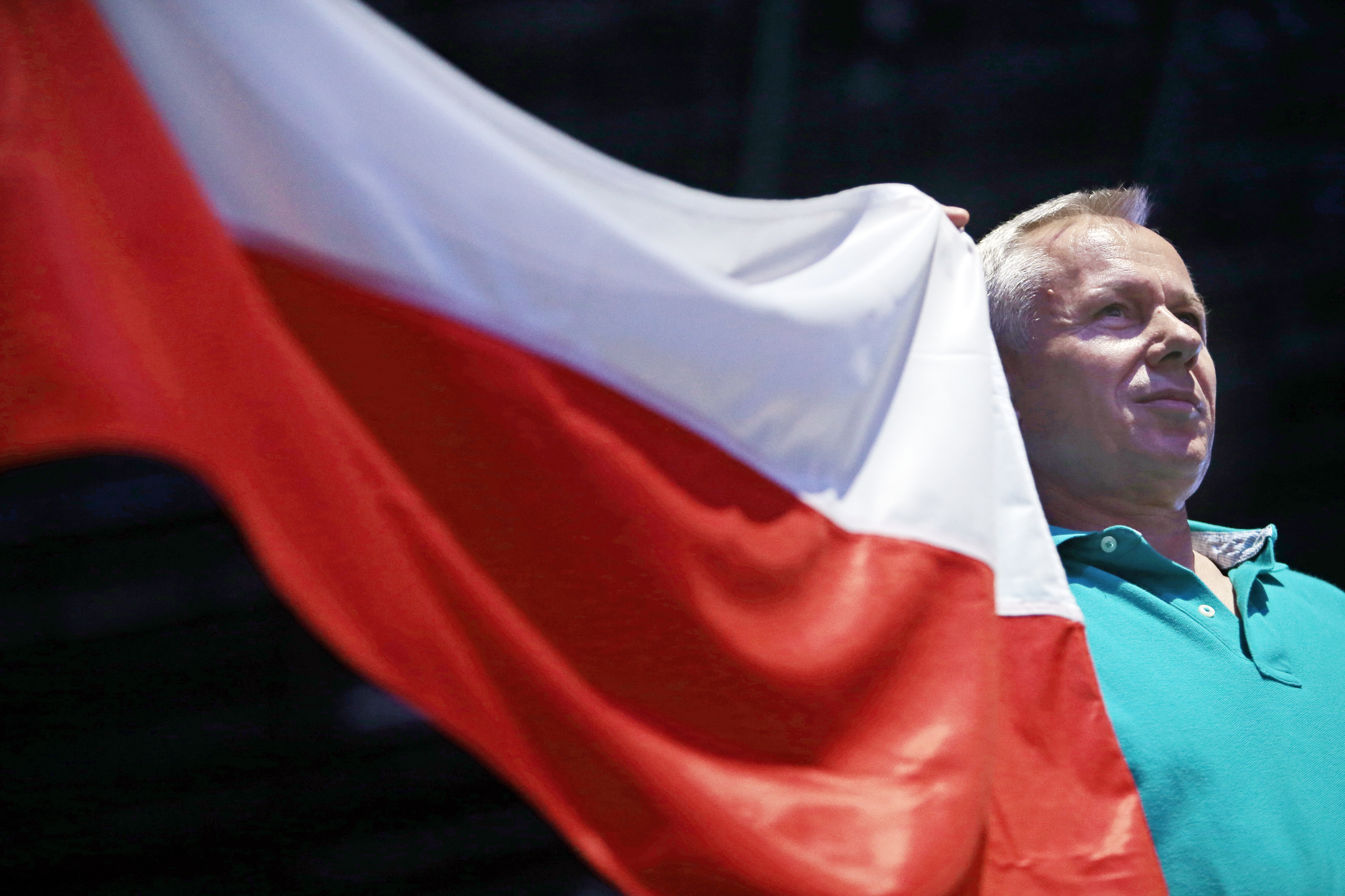DEZASTRU LA TURNEUL CAMPIOANELOR. Halep a fost învinsă în două seturi de Radwanska şi a ratat semifinalele. A cedat psihic, după ce a pierdut primul set la tiebreak, 5-7, de la 5-1. Simona va încasa 304.000 $. Încheie anul pe 2! / FOTO&VIDEO