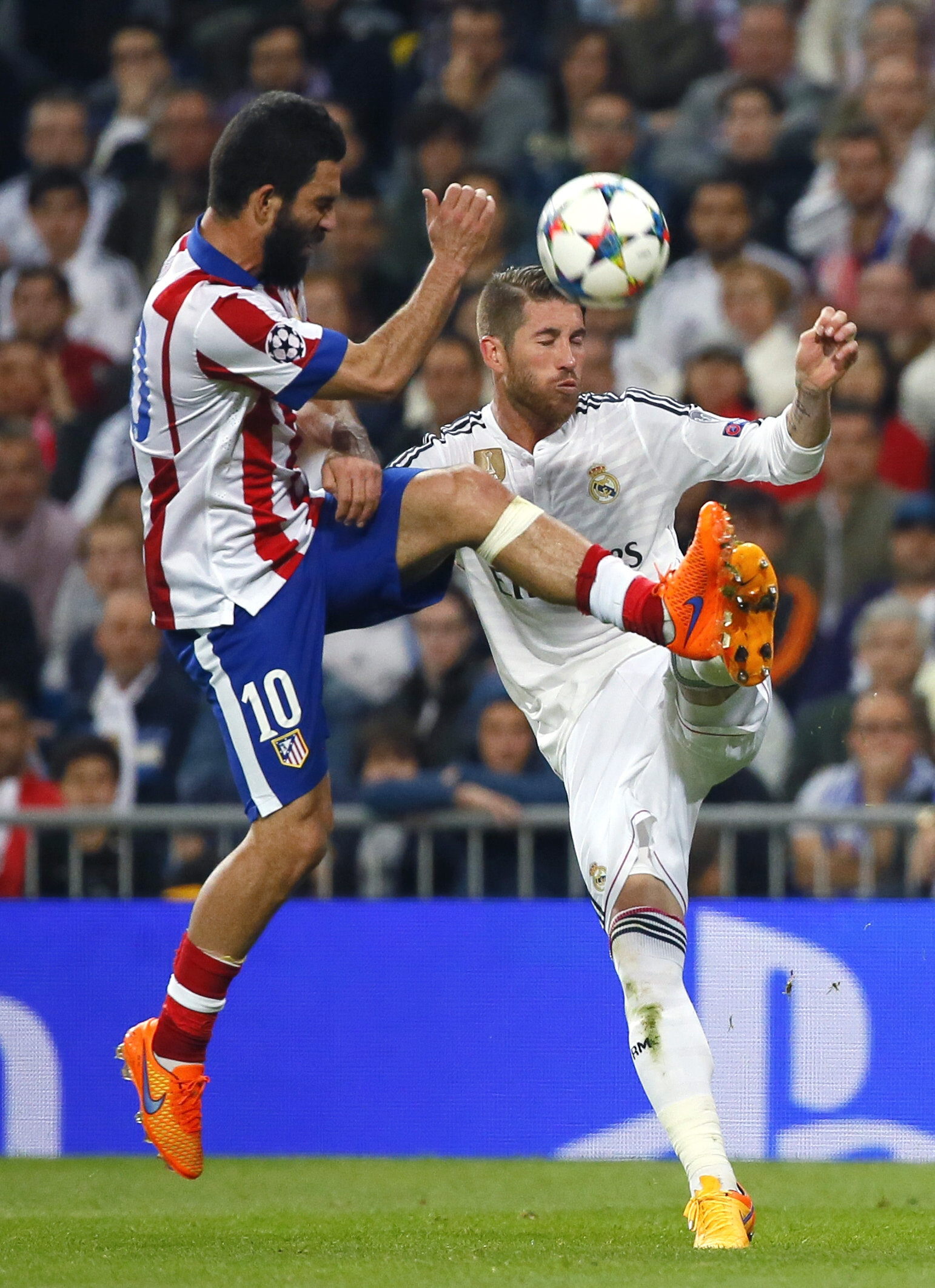 Imaginea suferinței pe ”Santiago Bernabeu”! Jose Maria Gimenez și-a ascuns fața în tricou, după ce Real a eliminat-o pe Atletico în sferturile de finală ale Ligii Campionilor / GALERIE FOTO