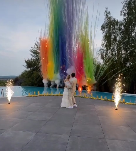 Imagini de la nunta actriței Ilona Brezoianu. S-a căsătorit religios cu Andrei într-un decor special, cu multe lămâi, lângă piscină