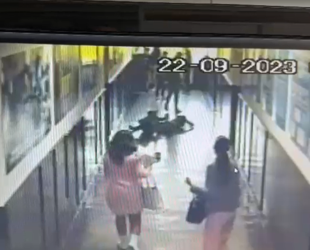 Elevă din Mioveni, izbită de perete și lovită cu picioarele de un coleg, pe holul liceului. A ajuns la spital cu maxilarul fracturat