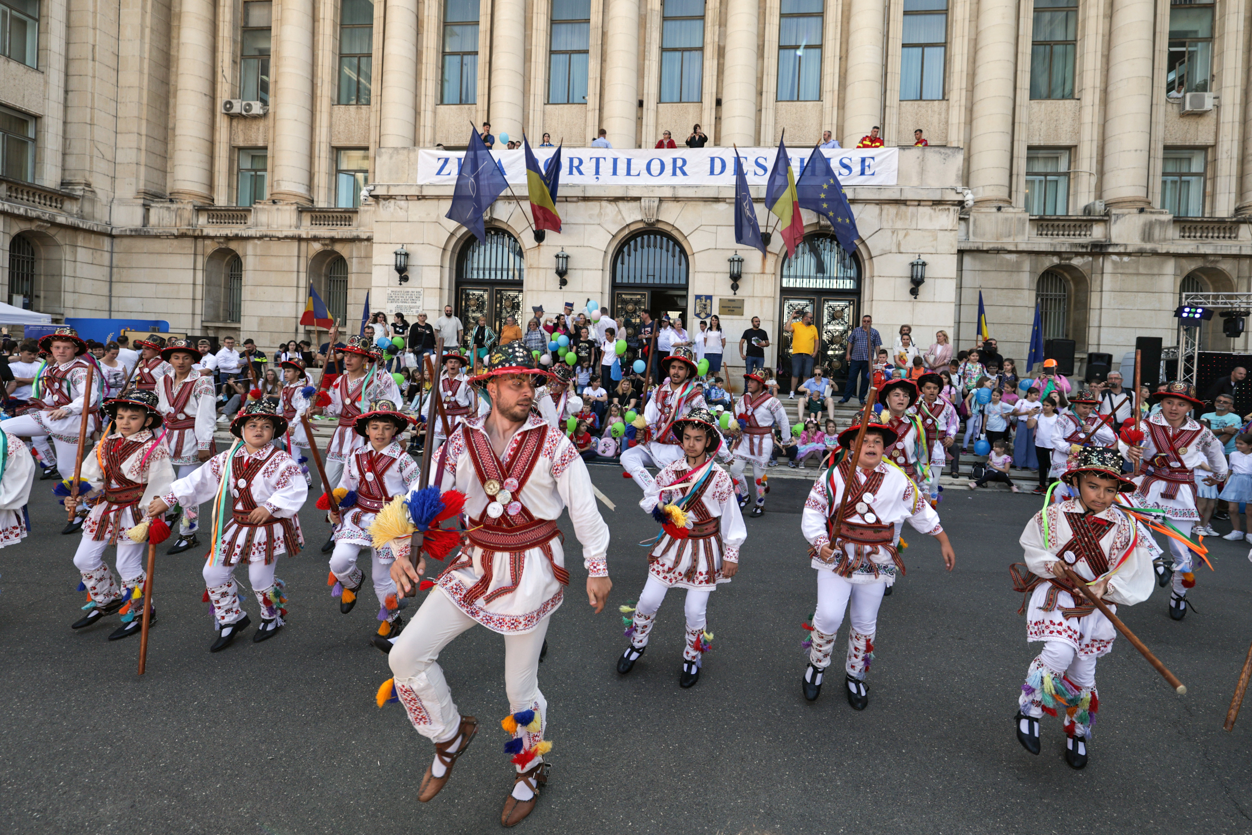 FOTO | Copiii au preluat puterea la Ministerul Afacerilor Interne. Cei mici pot păși pe balconul unde Ceaușescu a ținut ultima cuvântare
