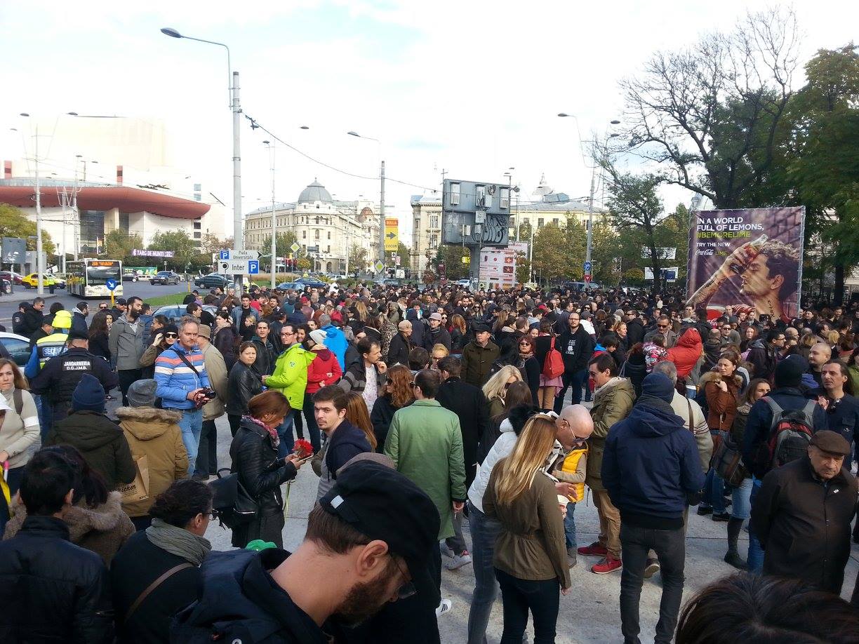 Un an de la Colectiv. Peste 5.000 de oameni s-au recules în fața clubului. Moment emoționat la ora 22.32