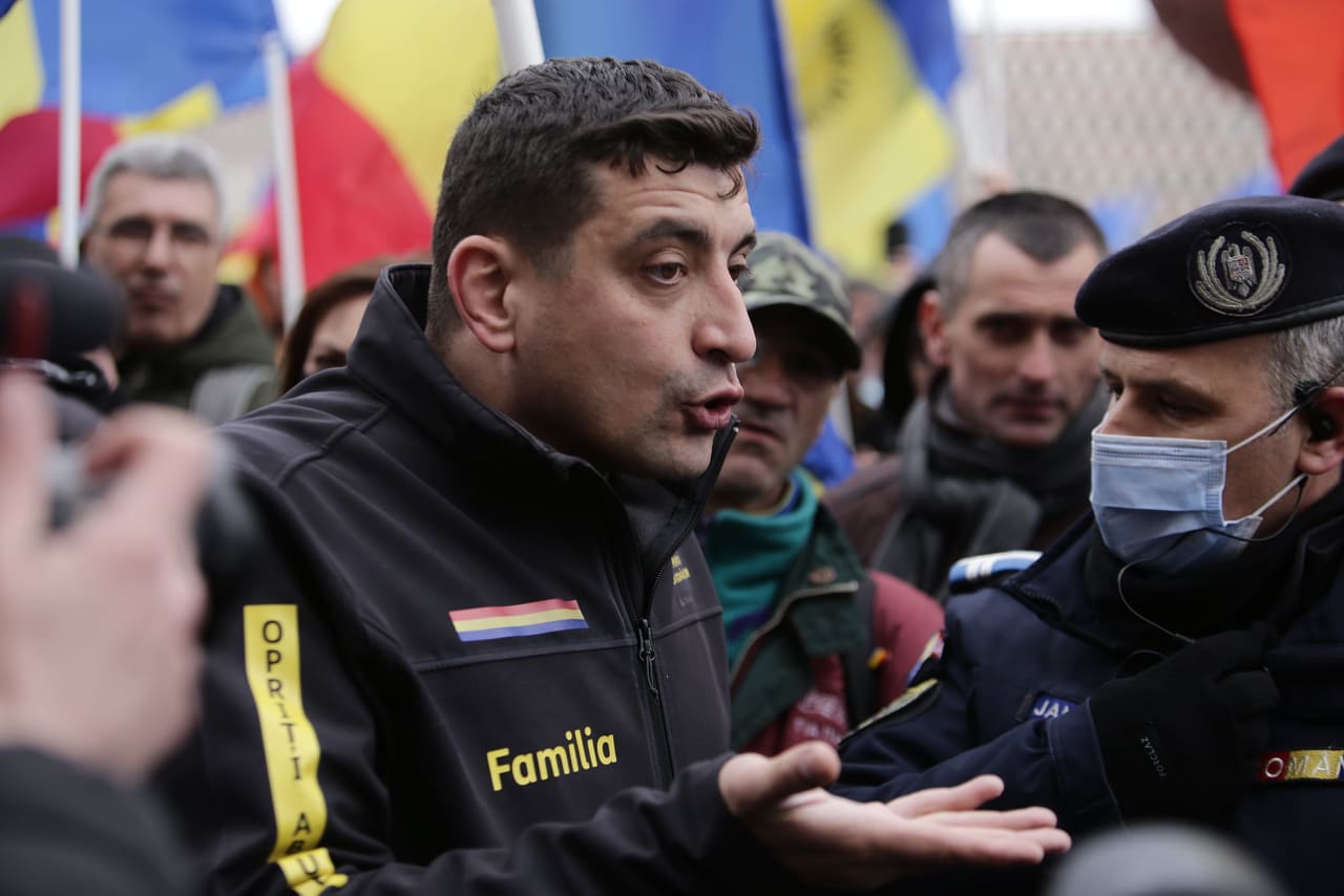 VIDEO. Incident între George Simion și un jandarm. Apoi liderul AUR aleargă după un alt bărbat. Protestarii merg spre Cotroceni