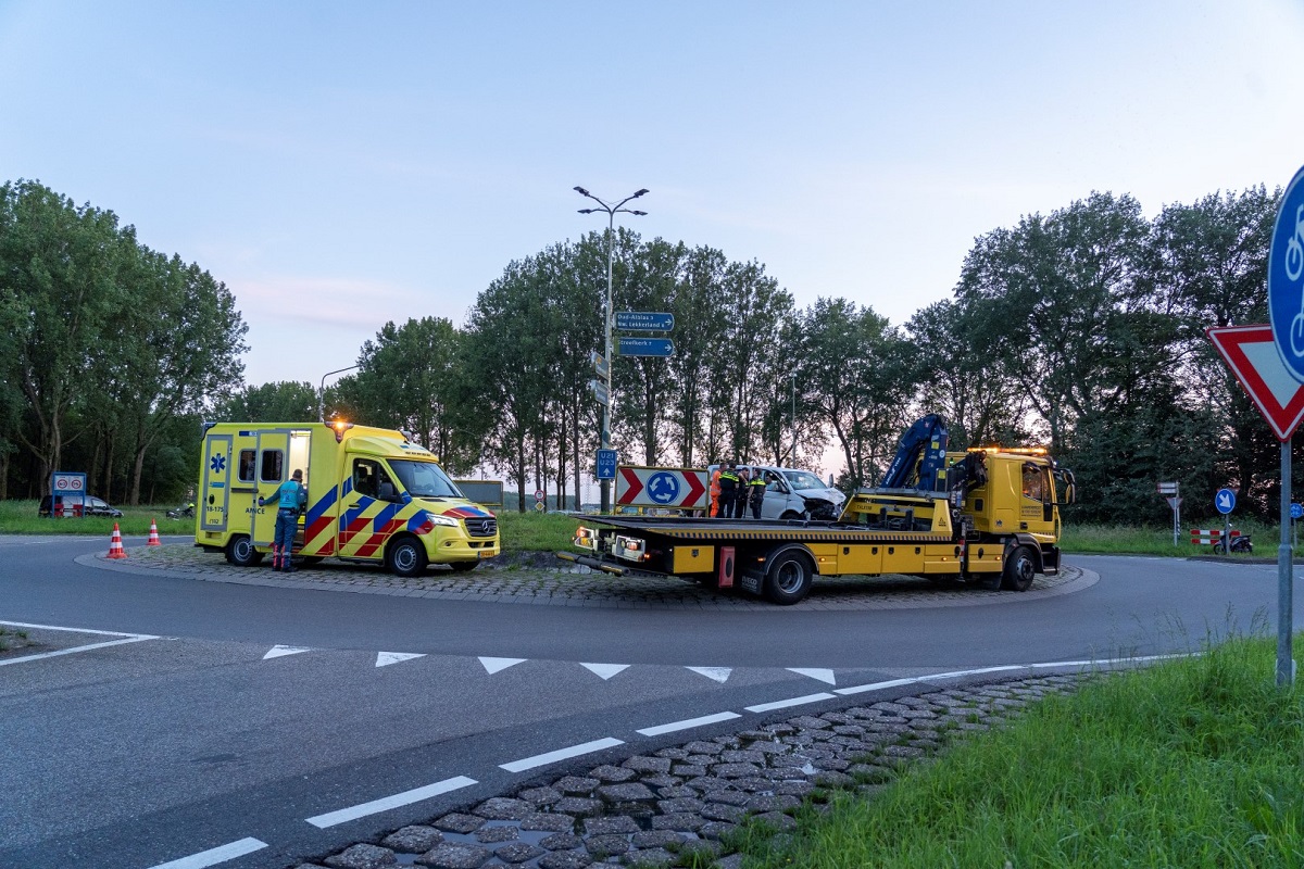 Șofer român de dubă arestat, după ce a răsturnat un BMW X6 într-un sens giratoriu din Olanda