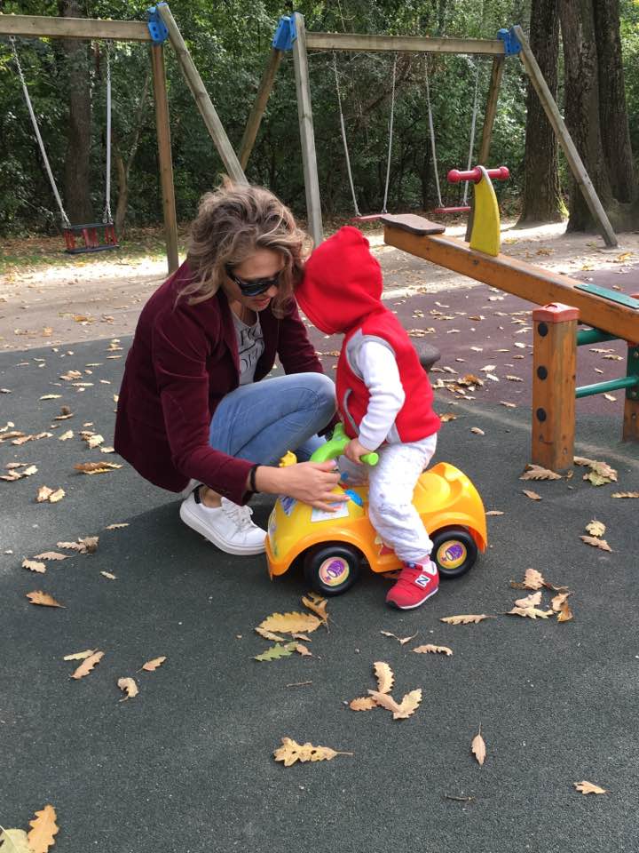 Mirela Vaida a scos-o pe micuța Carla în parc. A uimit pe toată lumea cu silueta ei | FOTO