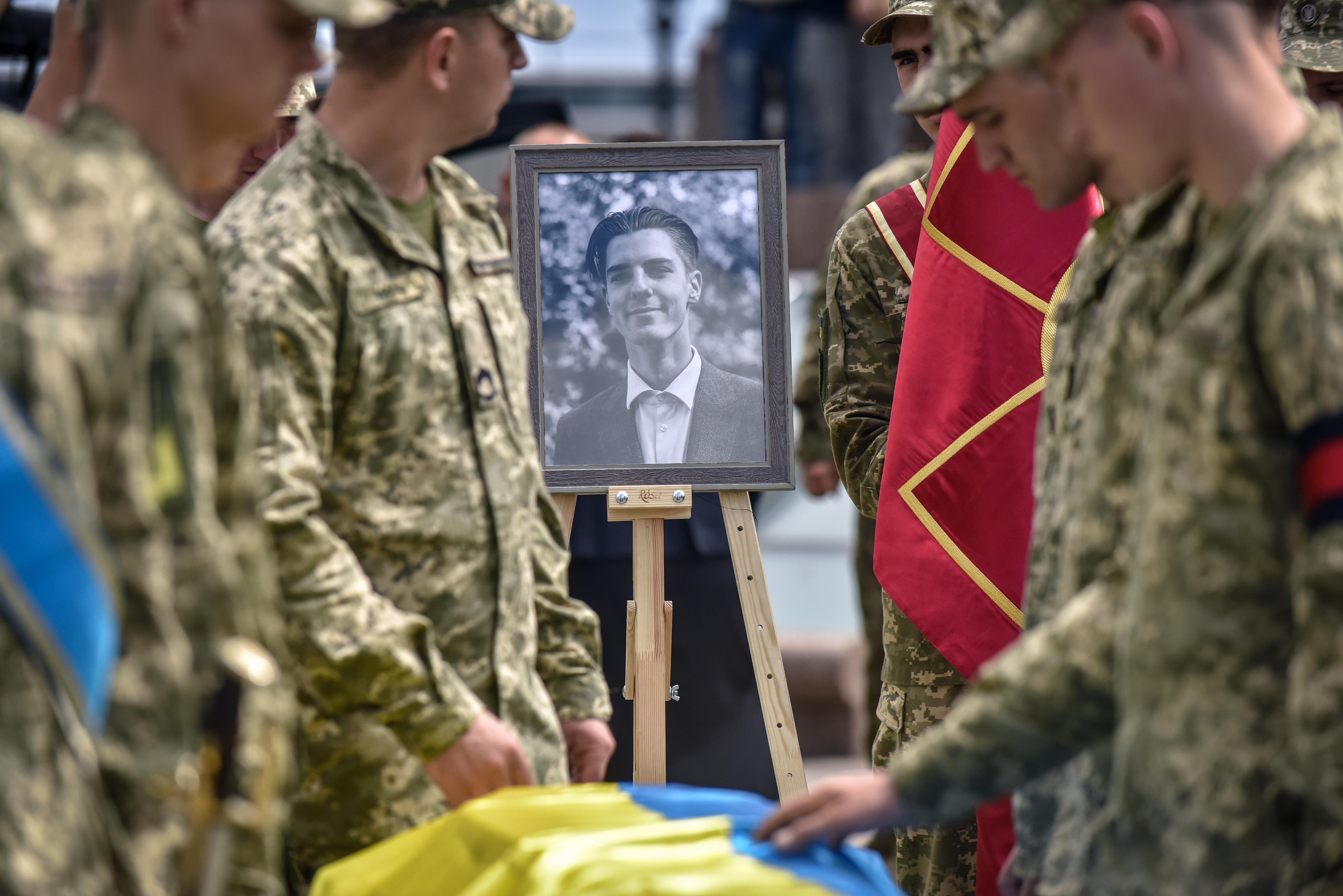 Sute de ucraineni au participat la Kiev la înmormântarea unui tânăr activist, ucis în estul Ucrainei