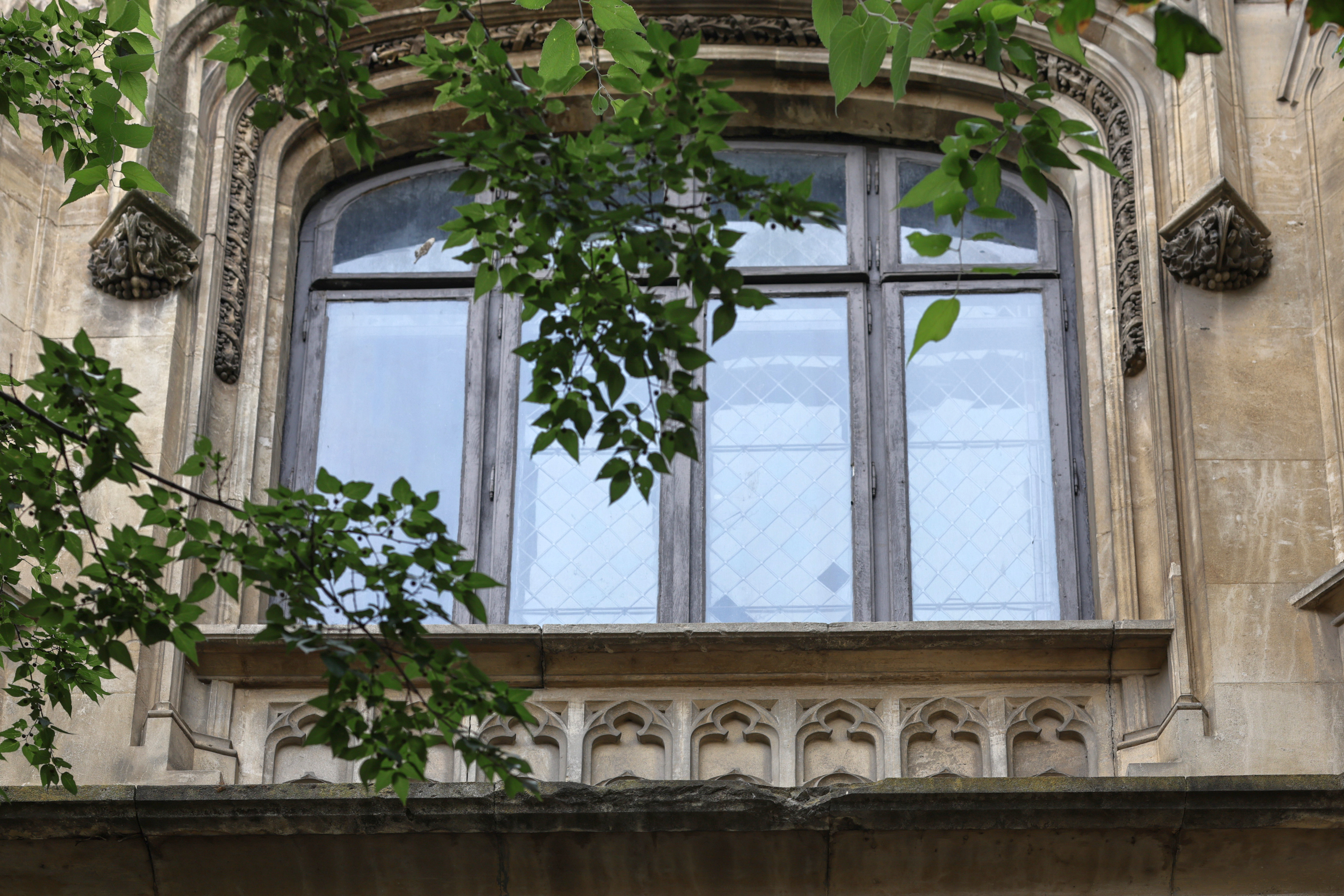 Pare desprins dintr-un film de groază, dar este în centrul Bucureștiului. Castelul de 4,5 milioane de euro