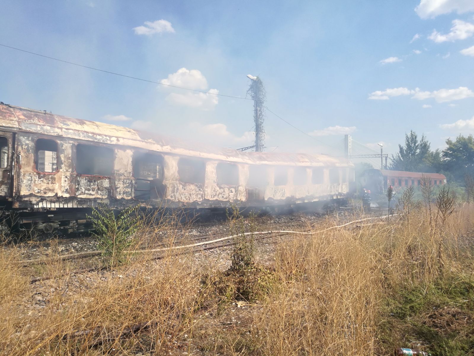 UPDATE: Incendiu în Gara Basarab, la un vagon dezafectat. Pompierii au stins flăcările - FOTO