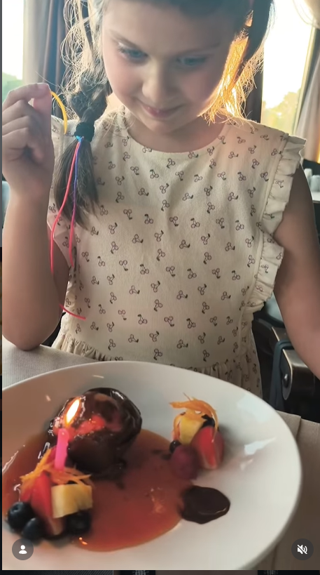 Cum au apărut Grasu XXL și Laura Andreșan de ziua fiicei lor, Maria, care a împlinit 7 ani. Cei doi s-au despărțit în 2020