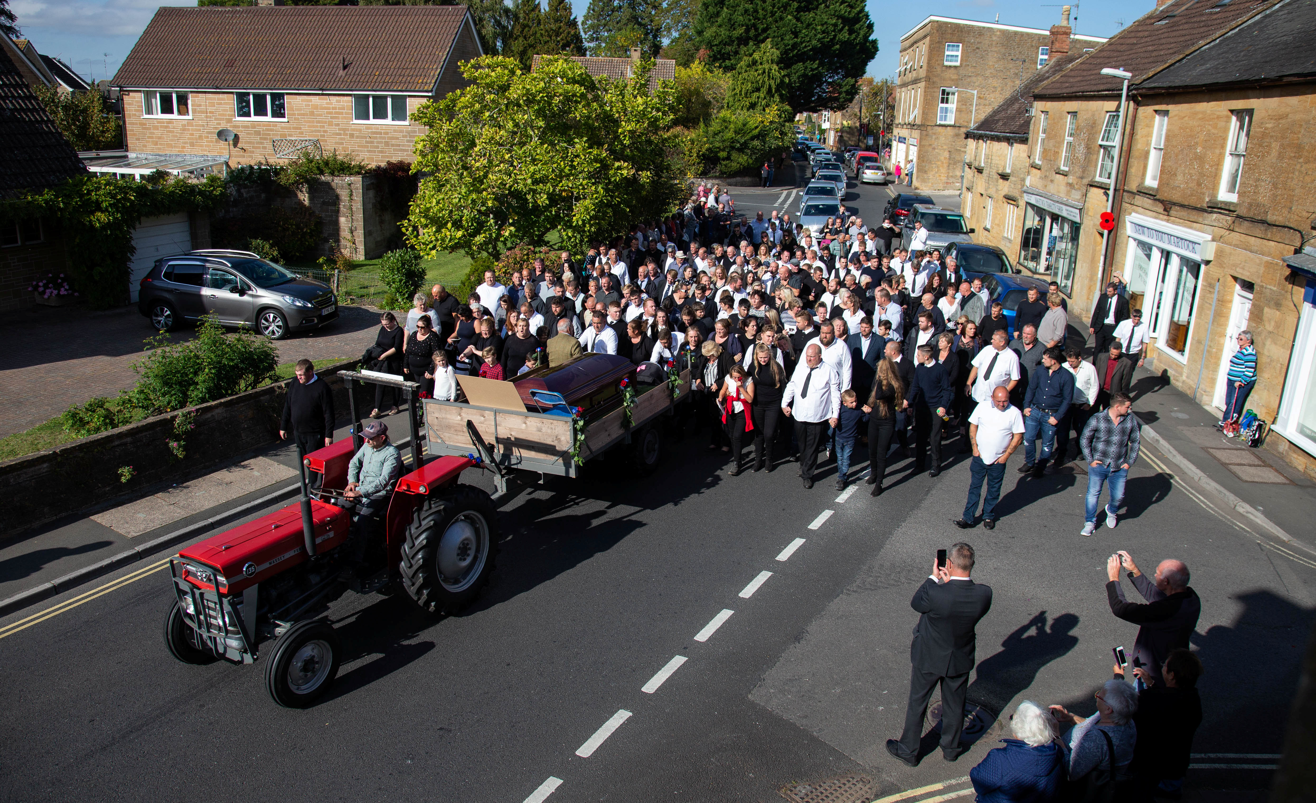 FOTO | "Regele Țiganilor" din Marea Britanie a fost condus pe ultimul drum de un tractor. Sute de oameni au asistat la funeralii
