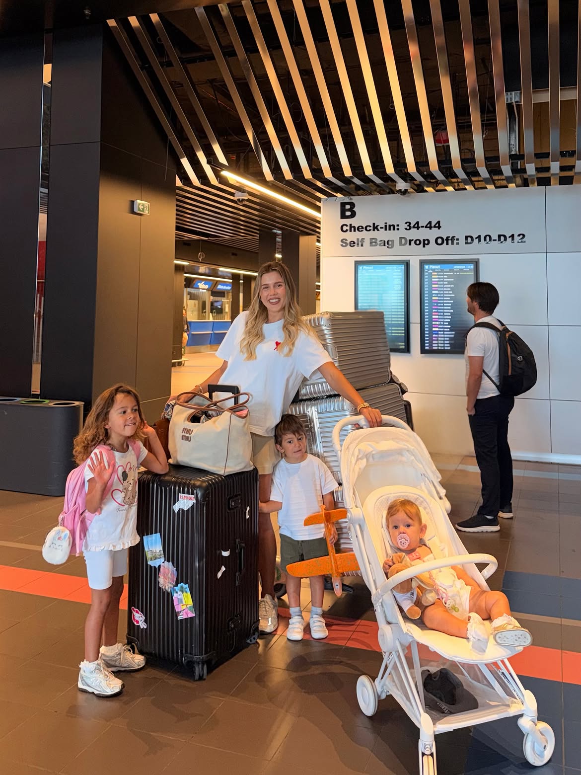 Emily Burghelea a părăsit România alături de familie: „Ne mutăm în altă țară”