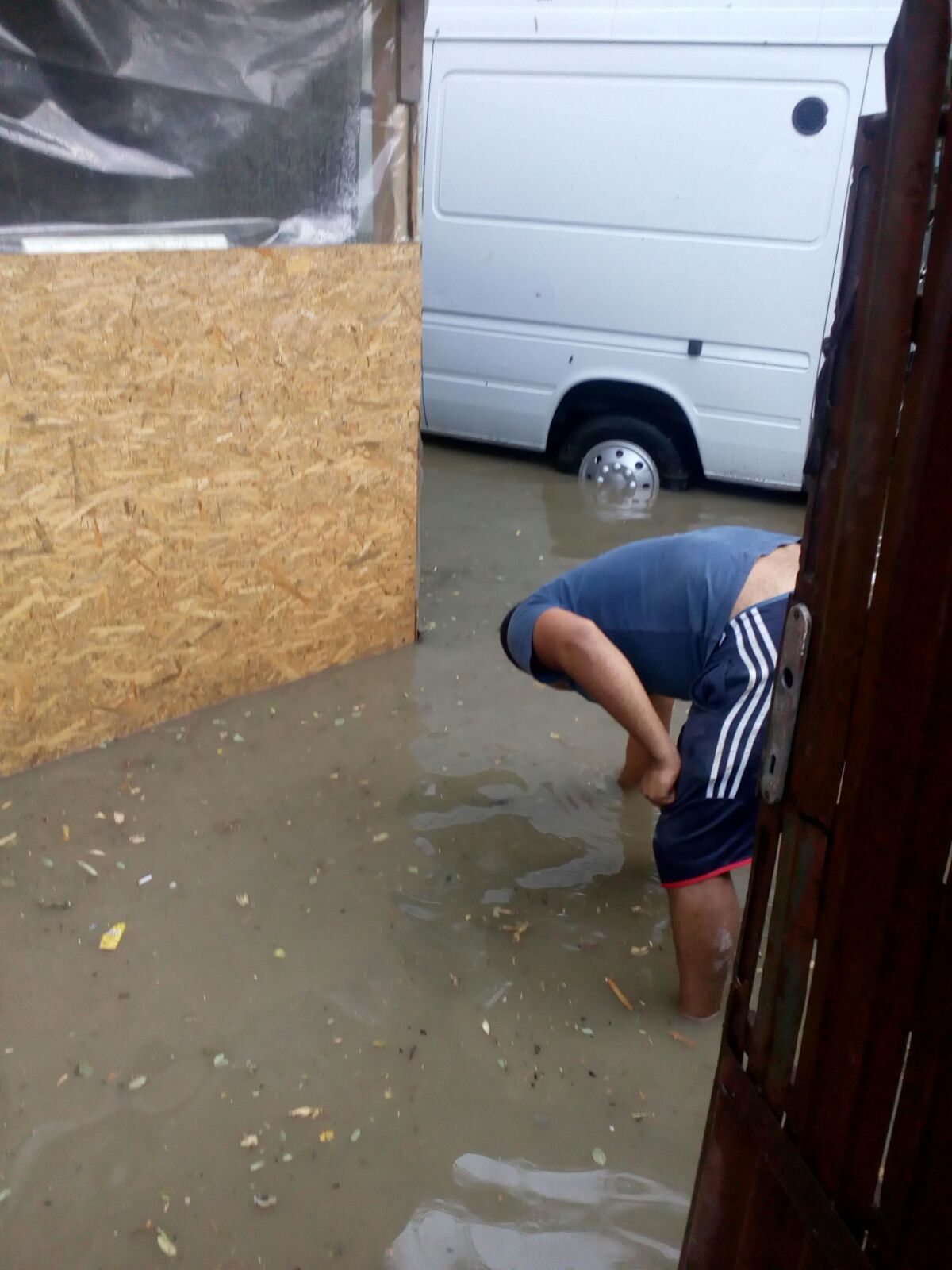 Inundații la Mizil. Cel puțin 12 gospodării au fost inundate
