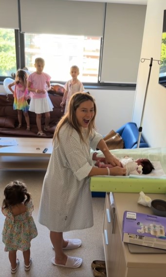 Filmarea emoționantă cu cele cinci fetițe ale Laurei Cosoi. Cum a fost prima întâlnire cu Nina și ce cadouri i-au adus la spital
