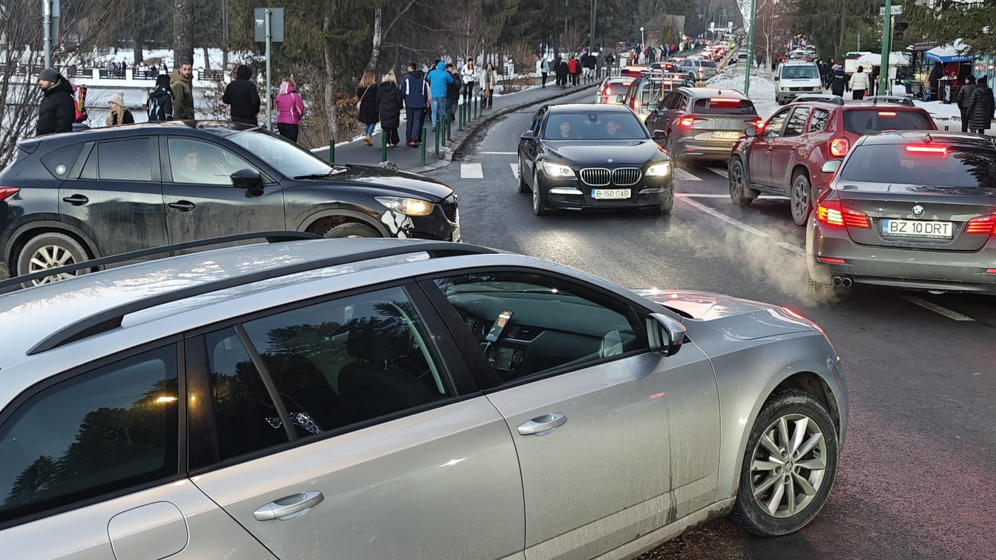 Mii de români au petrecut prima zi a anului la munte: trafic infernal, aglomerație în parcări și pe pârtie la Poiana Brașov și Sinaia