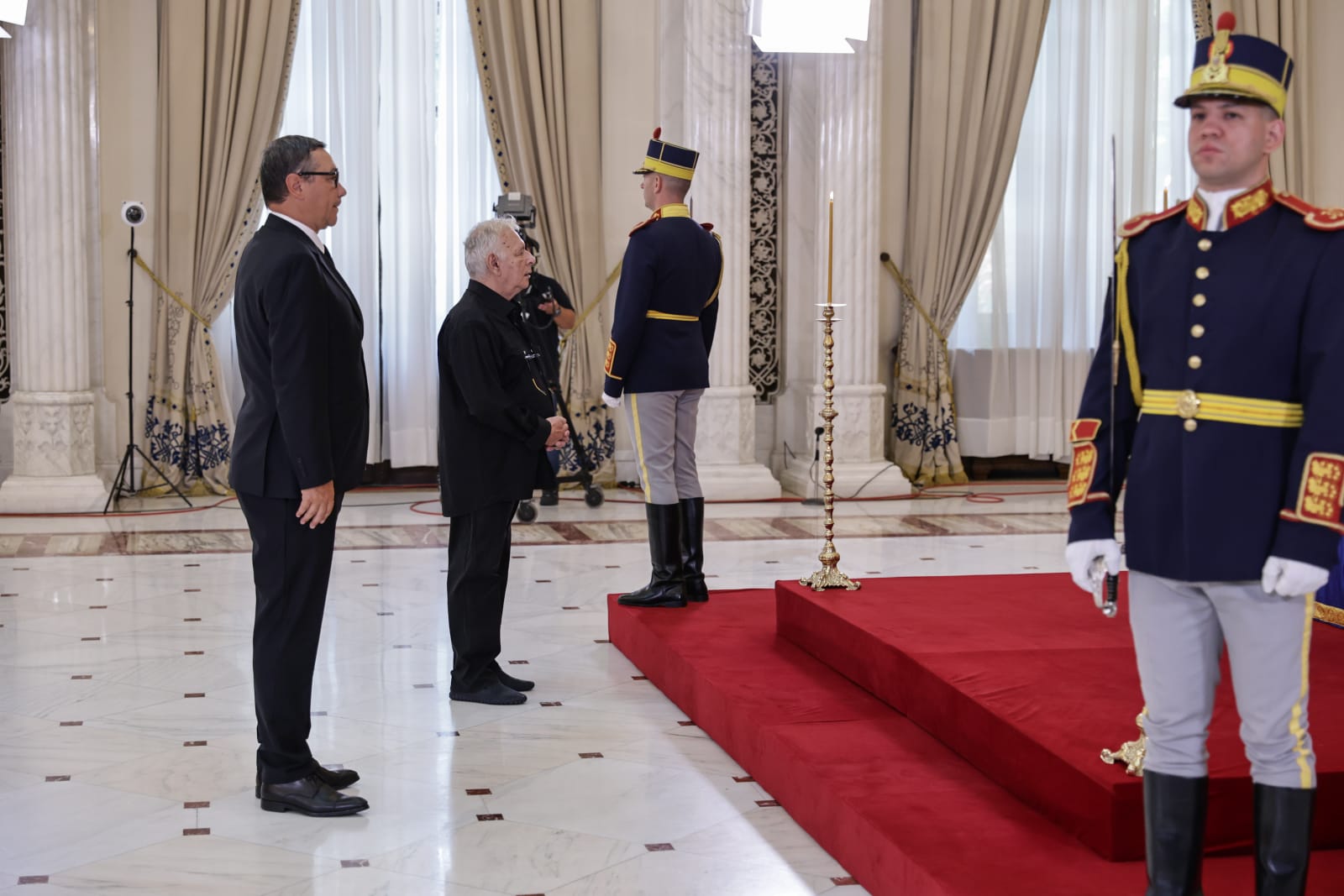 Funeralii de stat pentru Ion Iliescu. Ultimele omagii aduse în fața sicriului fostului președinte, în Sala Unirii, la Palatul Cotroceni