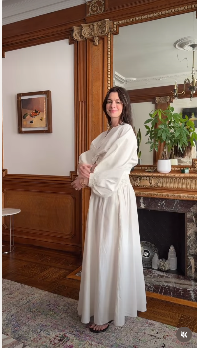 Actrița Anne Hathaway, gravidă pentru a treia oară. Primele imagini cu sarcina avansată. Cum a făcut vedeta anunțul