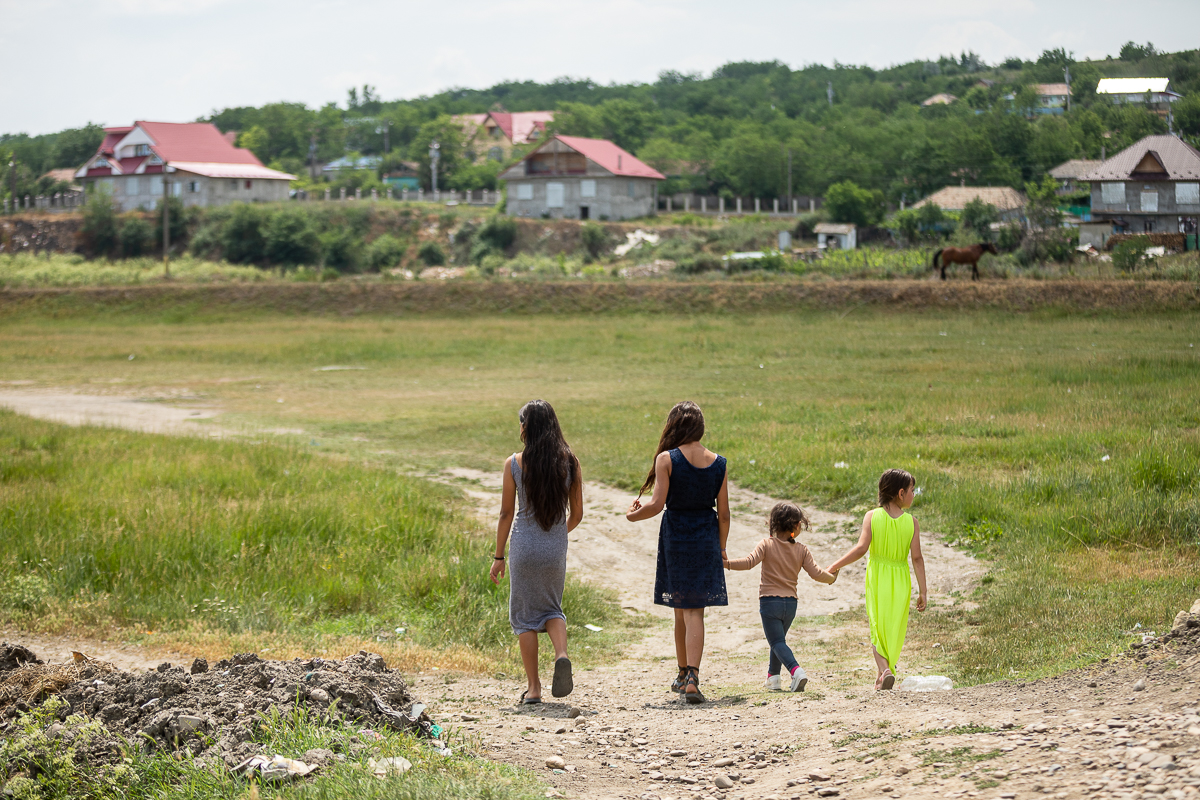 În Murgeni, jandarmii vin şi pleacă, bulibaşa rămâne. Statul român face paradă de forţă într-un oraş pe care l-a abandonat în toate celelalte privinţe