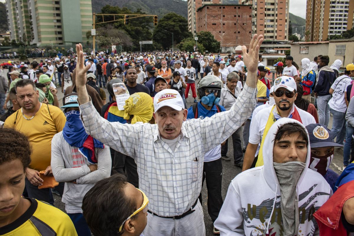 FOTO | Violențe în Venezuela după ce Juan Guaido s-a autoproclamat președinte. Cel puțin șapte persoane au murit în confruntările cu forțele de ordine