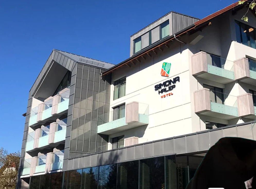 Cât costă să te cazezi în hotelul Simonei Halep din Poiana Brașov, în luna decembrie. Proprietatea pune la dispoziție un centru de fitness și o saună