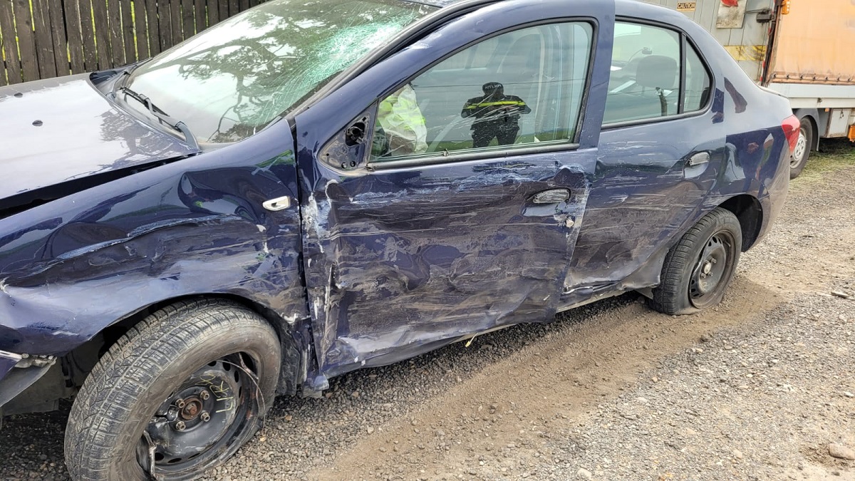 O dubă cu deținuți a intrat pe contrasens și a lovit o mașină de poliție, pe E85, la Poșta Cîlnău, în Buzău