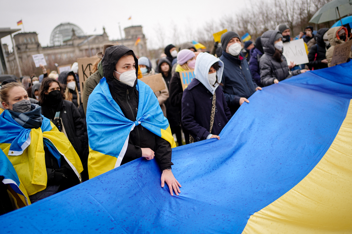 IMAGINI. Din București până în Sydney, mii de oameni protestează față de războiul din Ucraina: „Stop Putin!”