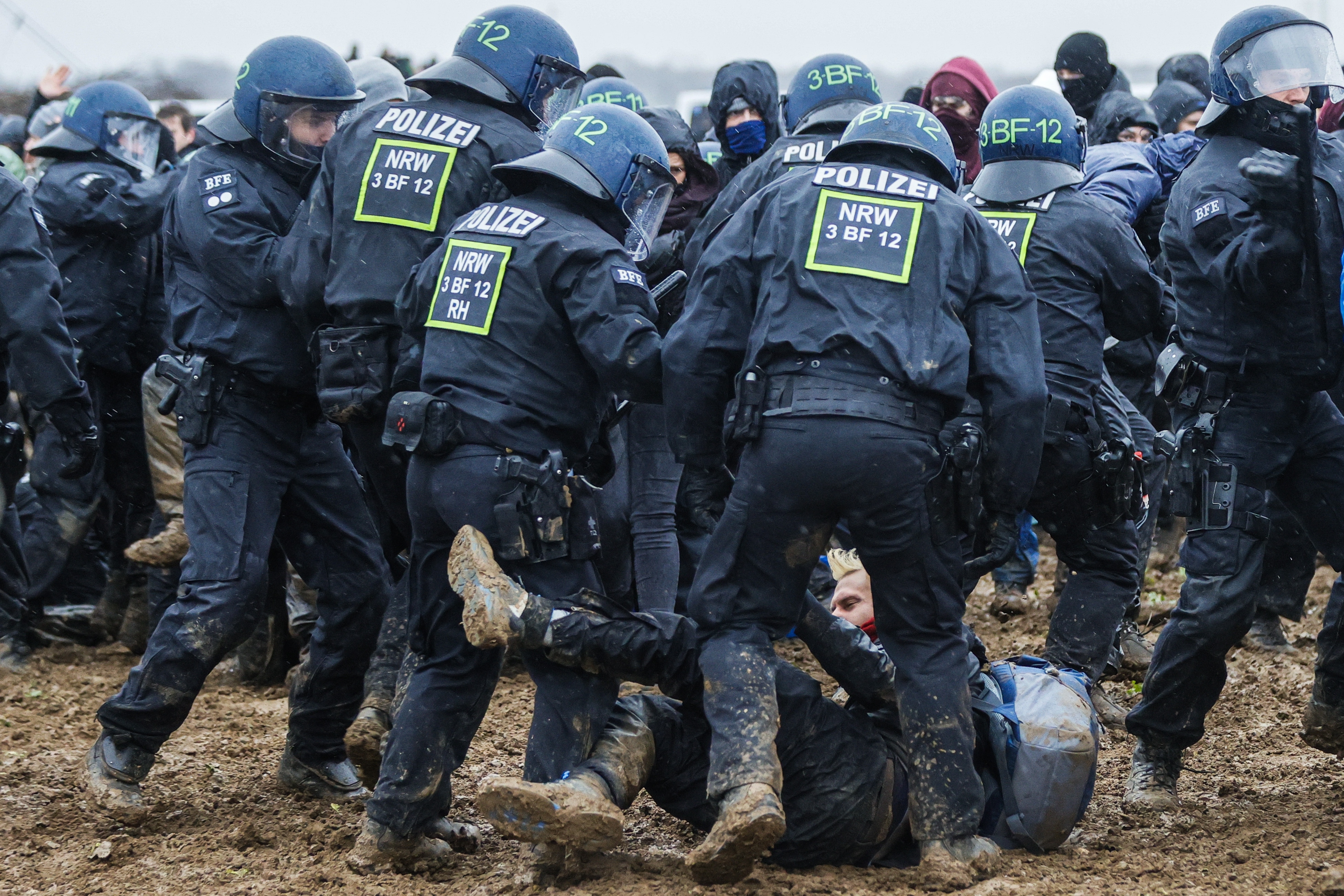 Zeci de răniți după confruntările dintre activiștii climatici conduși de Greta Thunberg și poliție, în Germania