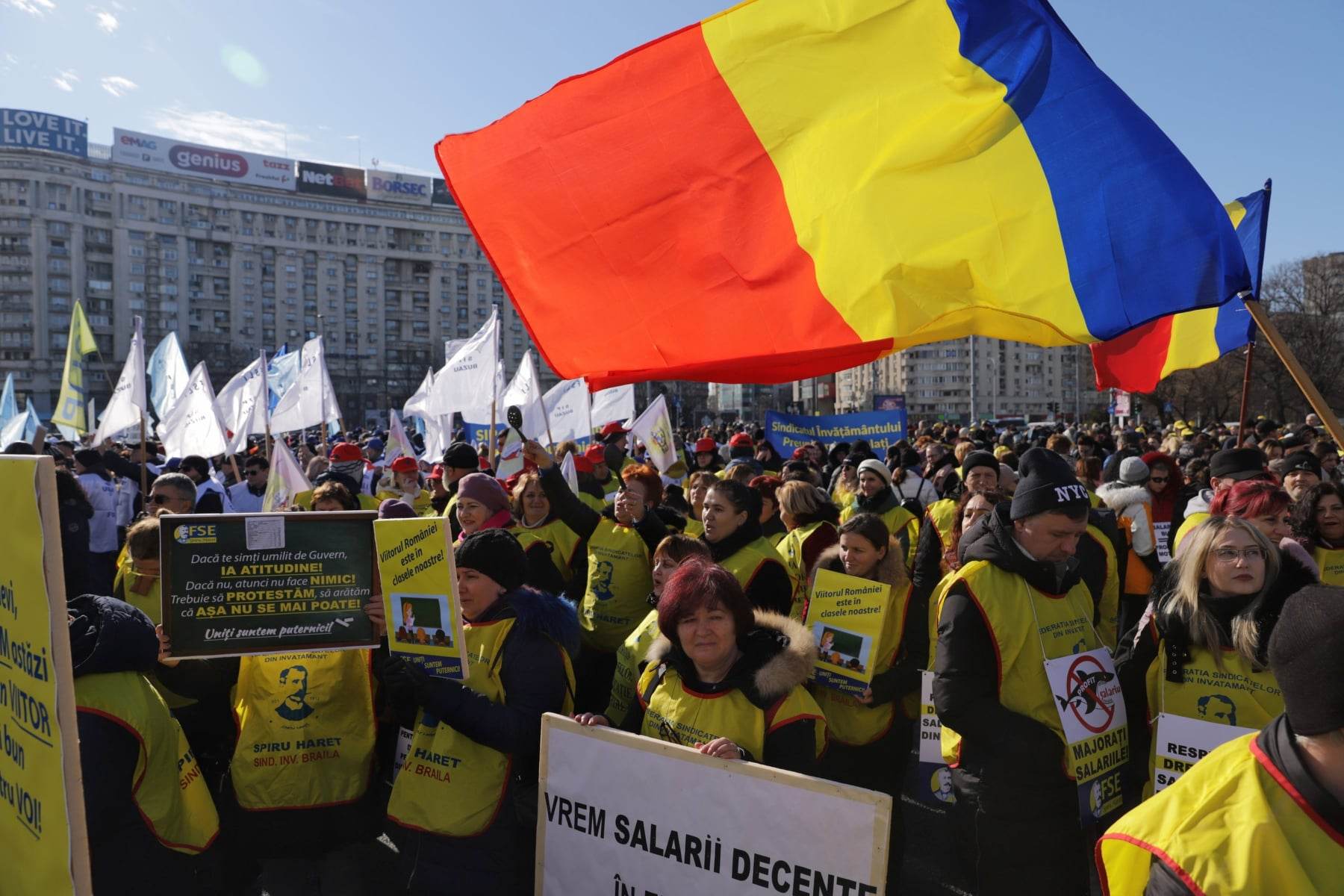 Federaţiile din Educaţie au ieșit în stradă și au protestat în fața Guvernului: „Mereu sacrificați, niciodată respectați. Vrem salarii decente”