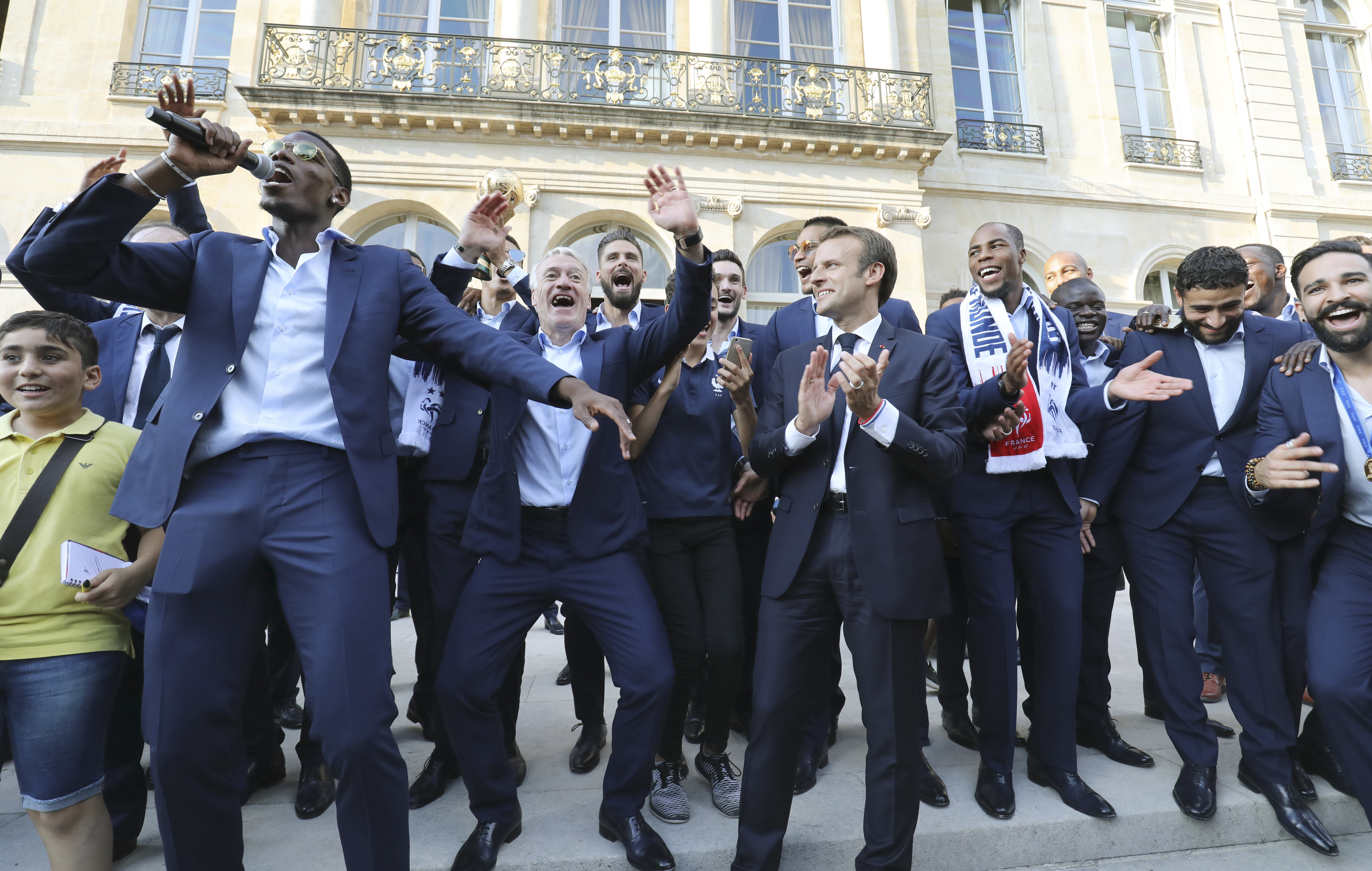 Campionii mondiali vor primi Legiunea de Onoare. ”Les Blues”, dineu la Palatul Elysee / GALERIE FOTO