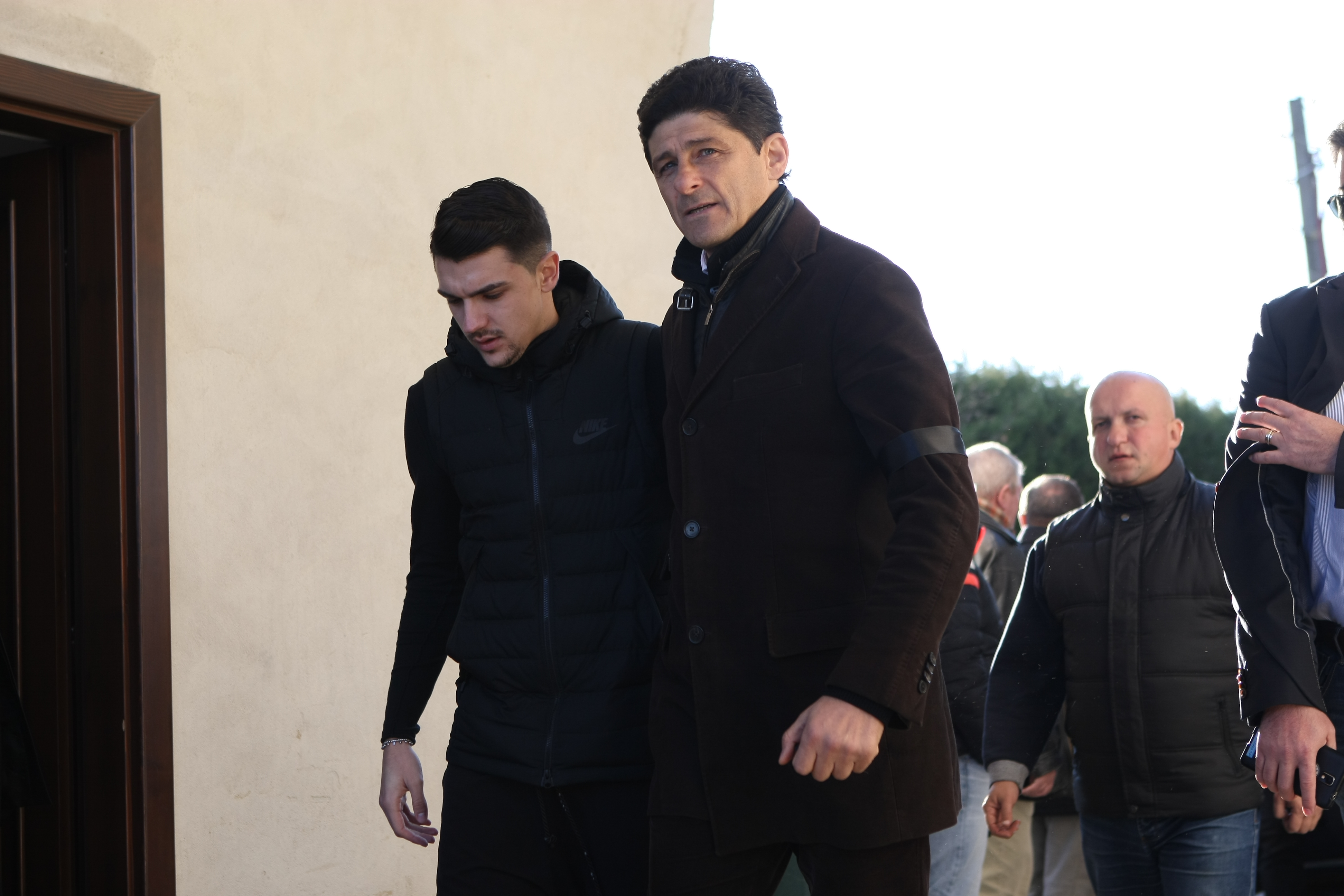 Daniel Prodan a fost înmormântat, azi, la cimitirul Sf. Ilie din Voluntari. Promisiune în lacrimi făcută de Gică Popescu: ”Îți vom îndeplini visul” | GALERIE FOTO