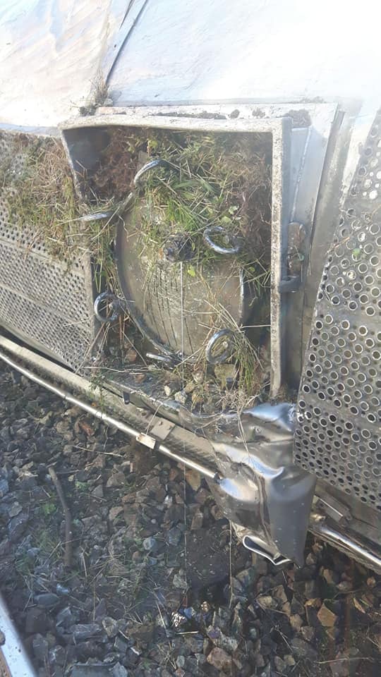 Trafic blocat între Vatra Dornei și Iacobeni după ce o cisternă cu clei s-a răsturnat pe calea ferată | FOTO