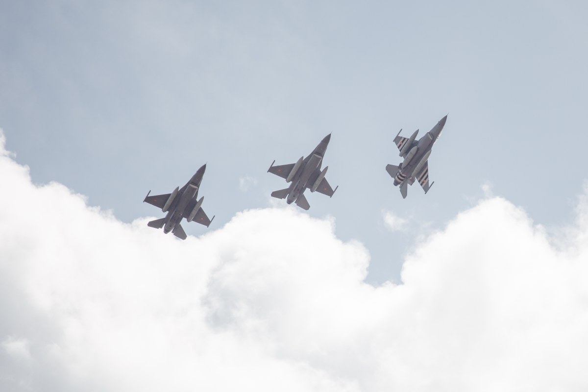 Alte trei avioane F-16 cumpărate din Norvegia au ajuns în România. Cât au costat avioanele care fac tranziția spre F35