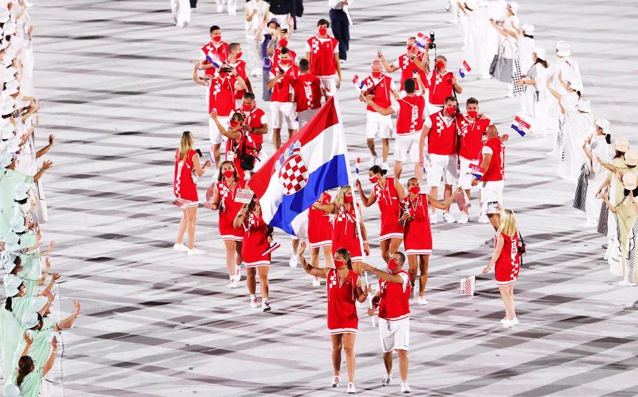 Jocurile Olimpice au început azi la Tokyo. România a schimbat portdrapelul, înainte de ceremonia de deschidere