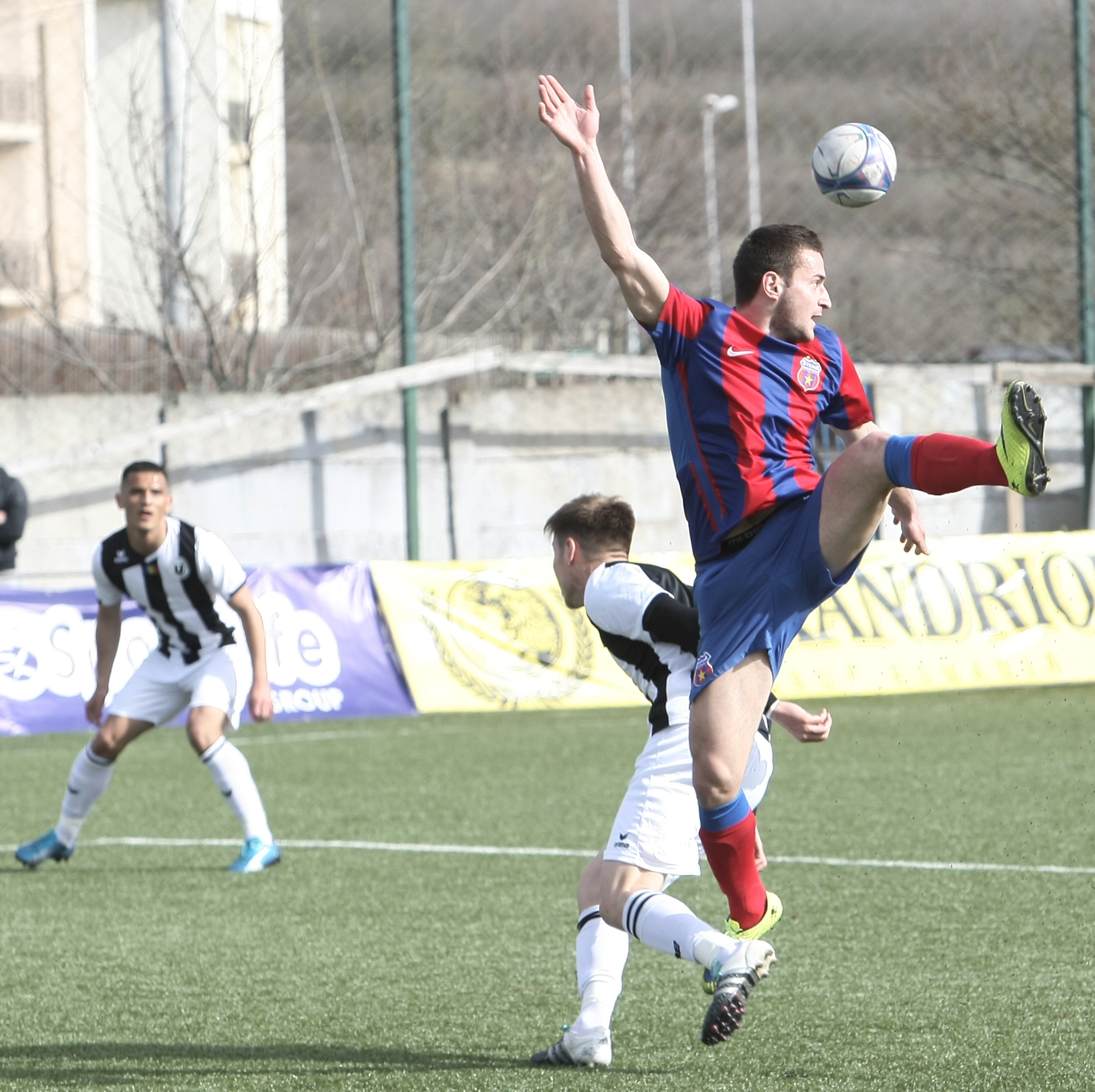 Șeful FRF, Răzvan Burleanu, a văzut cu ochii lui ce înseamnă spiritul U Cluj. ”Șepcile roșii” au făcut spectacol cu ”Steaua” | FOTO&VIDEO