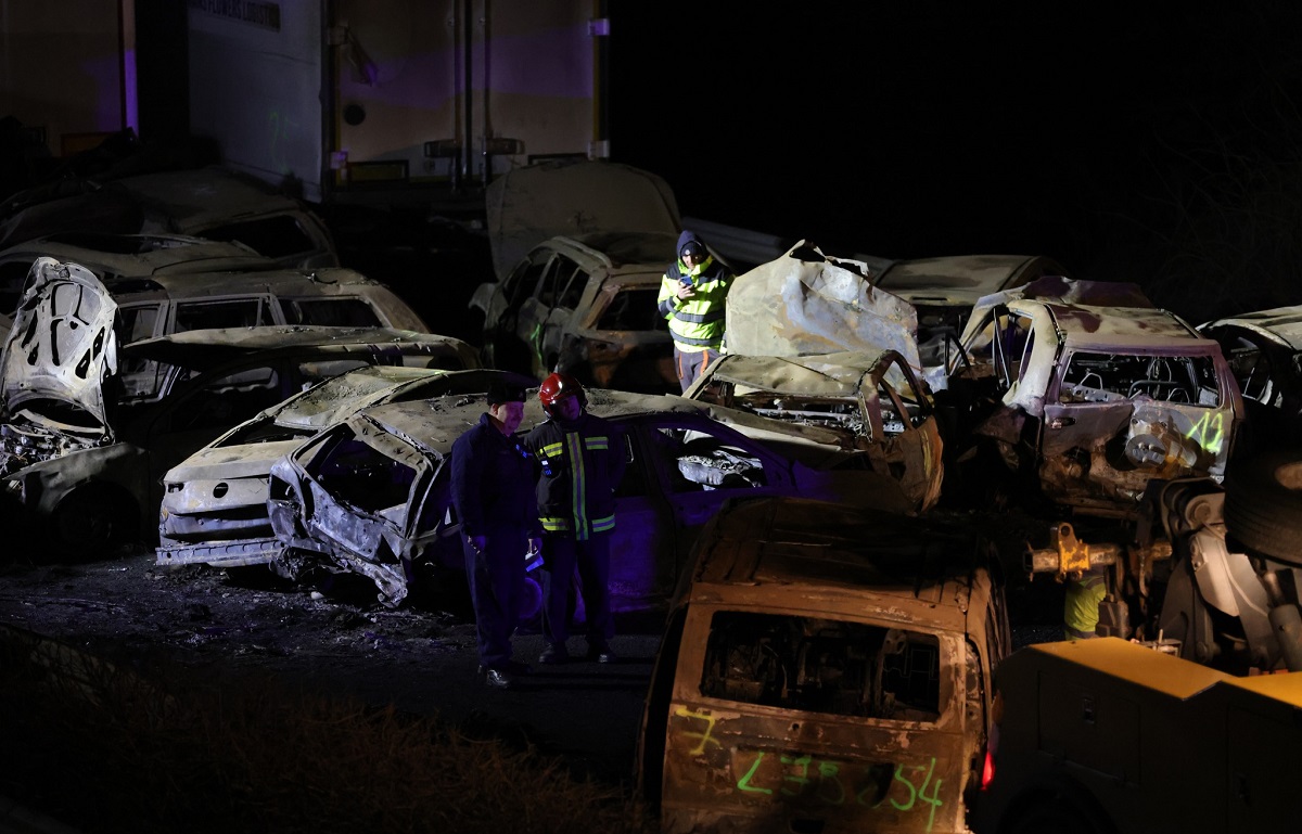 Un cadavru a fost găsit sub epavele mașinilor arse în accidentul uriaș din Ungaria, unde trei români sunt printre victime