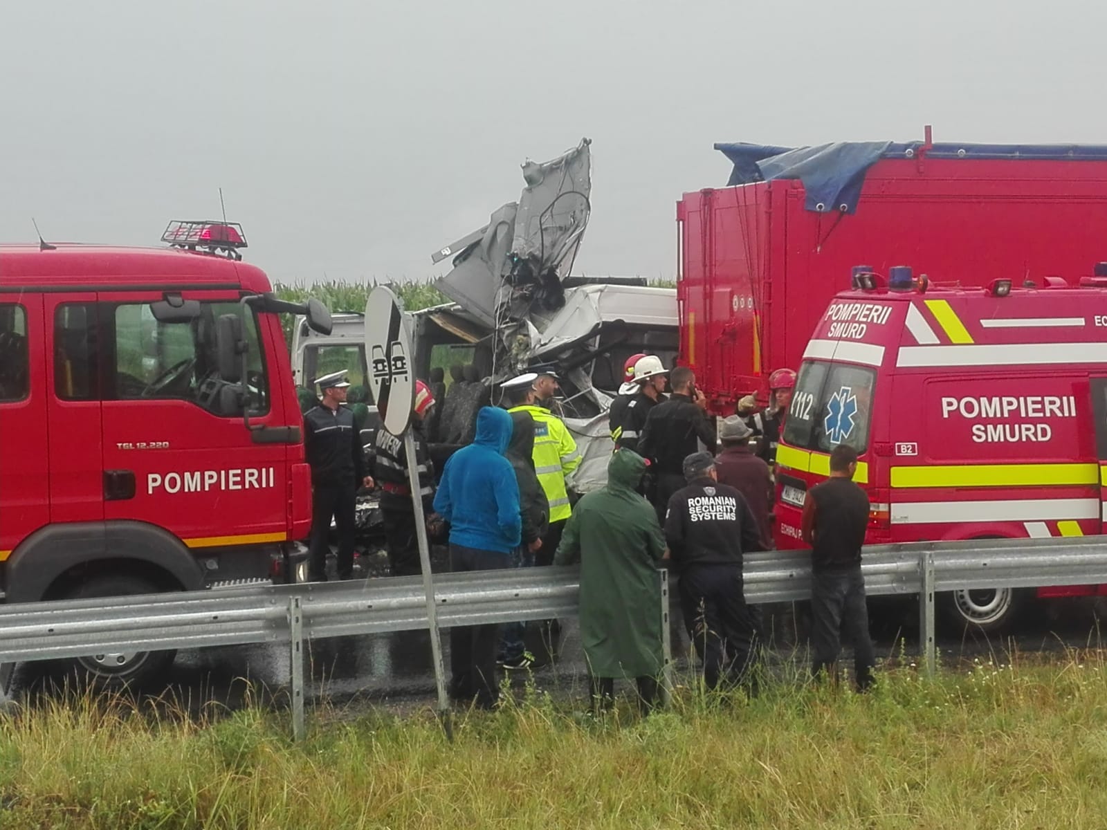Doi morți și patru răniți într-un accident în Brăila. Un microbuz a fost lovit de un TIR intrat pe contrasens/ FOTO&VIDEO