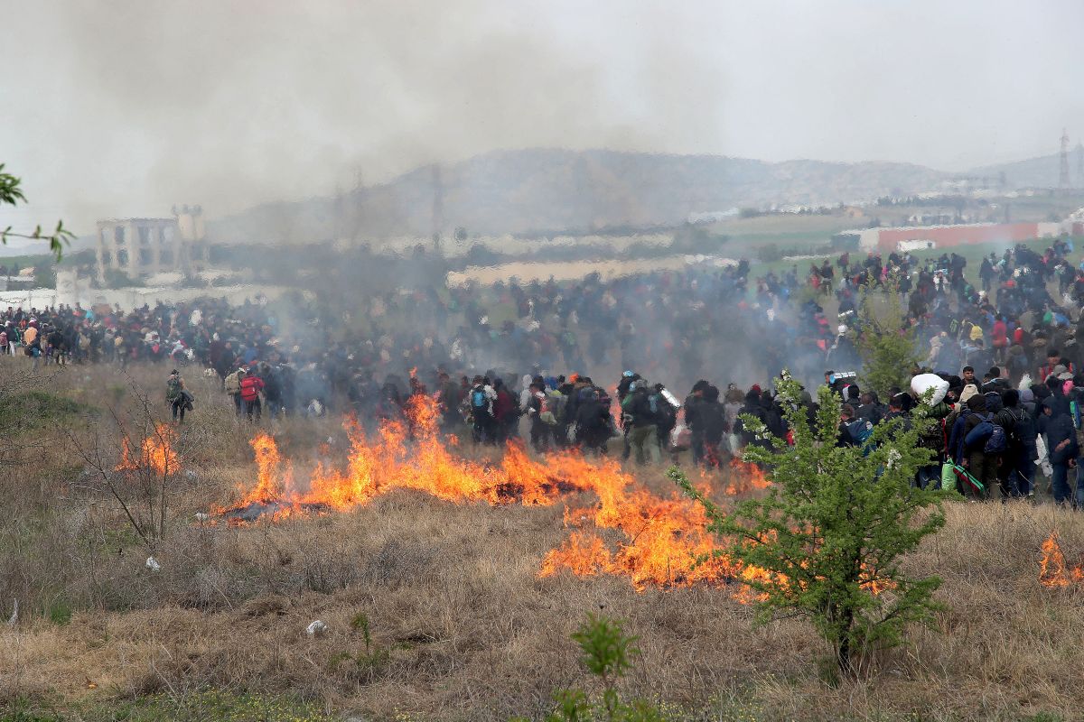 FOTO | Violențe în taberele de imigranți din nordul Greciei! Poliția a intervenit pentru a-i opri pe refugiați să treacă în Macedonia de Nord